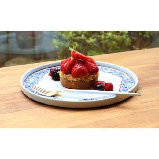 ふるさと納税 食器・グラス 皿 佐賀県 有田町  まるふくオリジナル 有田焼 桔梗渕 Round plate 2枚セット 花唐草紋 まるふく 器 うつわ 食器 ワンプレート カ…の画像