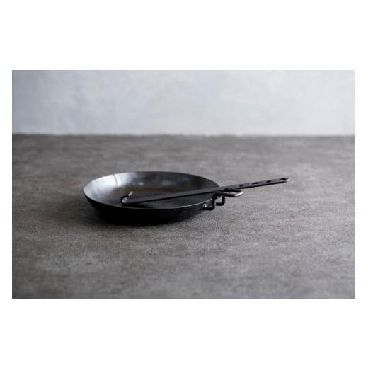 ふるさと納税 アウトドアグッズ 石川県 小松市 TOREPAN 20cm フライパン キャンプ用品 | 石川県 小松市 IRON WORKS KORUの画像