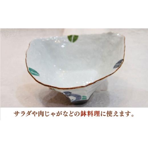 ふるさと納税 陶磁器・漆器・ガラス 佐賀県 武雄市  宝寿窯 黒陶椿紋三角鉢 UCN004 焼き物 やきもの 器 皿 鉢の画像