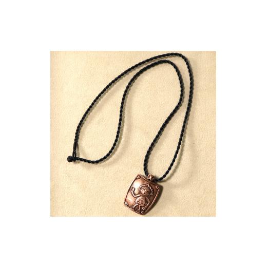 ふるさと納税 山梨県 南アルプス市 1.8-9-9 【縄文アクセサリーDo_goods】鋳物師屋遺跡の「人体文様付有孔鍔付土器【ぴーす】レリーフ」純銅ペンダント（大） 人体文様付有孔鍔付土器 ぴーす レリーフ