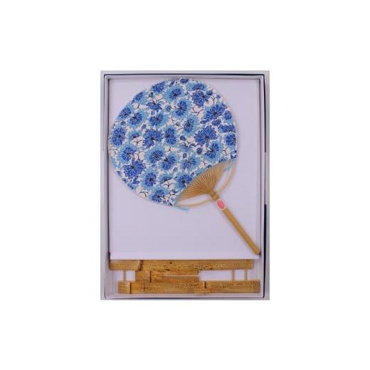 ふるさと納税 伝統技術 三重県 四日市市 日永うちわ 香る(中) 両用うちわ立て付 B型染 水色 日永うちわ 香る(中) うちわ立て付 B型染 水色