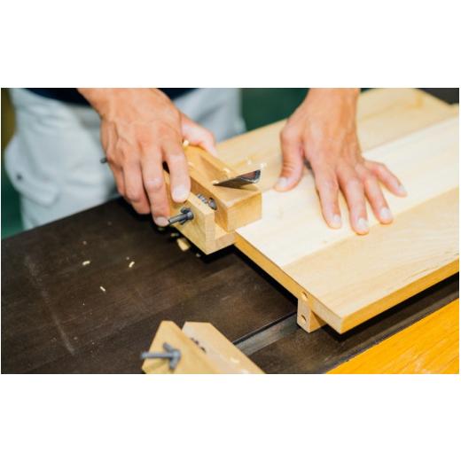 ふるさと納税 伝統技術 新潟県 加茂市 真鍮箔金屏風「金彩大鶴」（四尺二曲）《 W42×D1.5×H112（cm）》豪華な金地に縁起の良い「大鶴」を描いた一品 大湊文…の画像