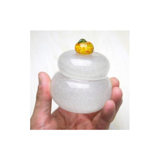 ふるさと納税 陶磁器・漆器・ガラス 静岡県 磐田市 ムクガラス鏡餅置物(大) 三方風台座にも使える収納桐箱付き_ 鏡餅 ガラス 置物 置き物 かがみ餅 ムクガラス…の画像