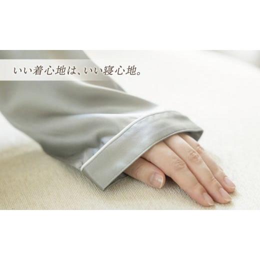 ふるさと納税 服 三重県 四日市市 いい着心地は、いい寝心地　日本製シルクパジャマ（シルバー Mサイズ） シルバー Mの画像