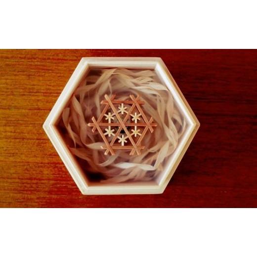 ふるさと納税 小物 秋田県 能代市 秋田杉とヤマザクラの 職人手づくり 組子箱+組子ブローチ セット Goma Goma