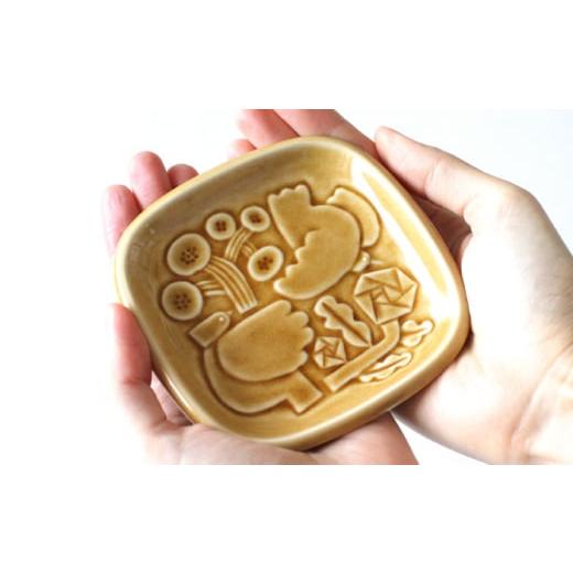 ふるさと納税 食器・グラス 小皿 岐阜県 瑞浪市  美濃焼 スクエアプレート ペアセット BIRDS' WORDS SQUARE PLATE 105 イエローオーカー × アンバーブラ…の画像