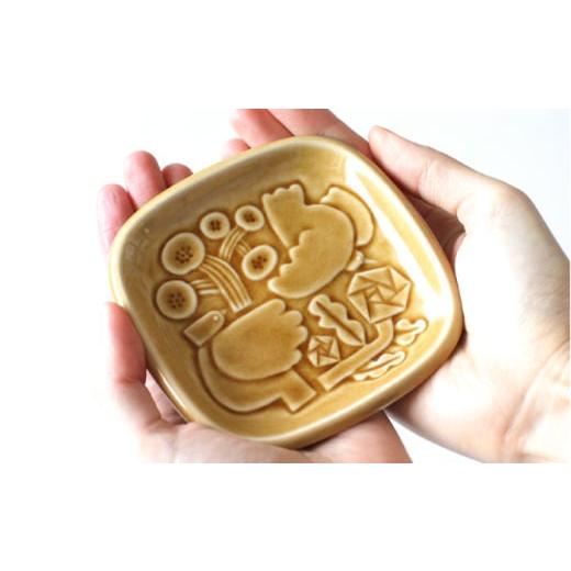 ふるさと納税 食器・グラス 小皿 岐阜県 瑞浪市  美濃焼 スクエアプレート ペアセット BIRDS' WORDS SQUARE PLATE 105 イエローオーカー × トープグレー…の画像