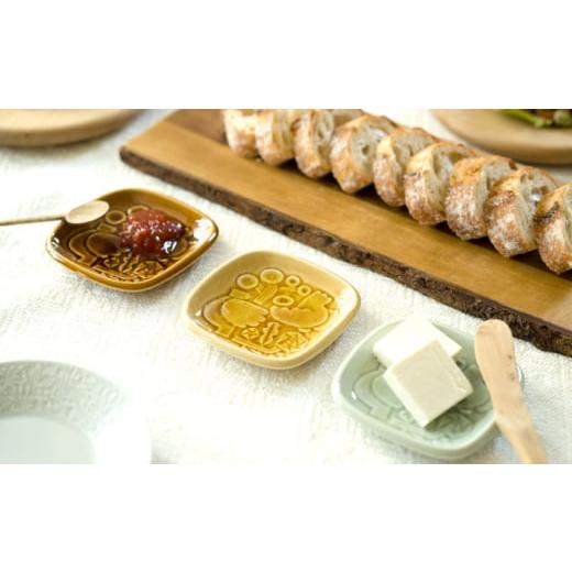 ふるさと納税 食器・グラス 小皿 岐阜県 瑞浪市  美濃焼 スクエアプレート ペアセット BIRDS' WORDS SQUARE PLATE 105 イエローオーカー × トープグレー…の画像