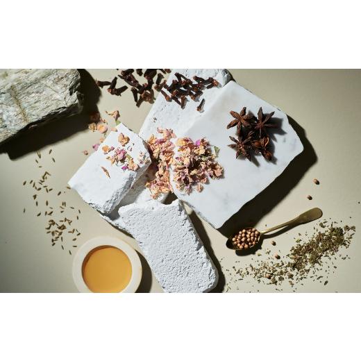 ふるさと納税 加工品等 はちみつ 三重県 松阪市 ［Tamitu］Herbal Honey 000 refill／ 500ｇ （純粋はちみつに数種類のハーブとスパイスを調合したはちみつ）…の画像