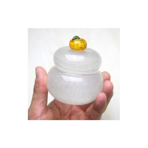 ふるさと納税 陶磁器・漆器・ガラス 静岡県 磐田市 ムクガラス鏡餅 紅白梅  赤塗三方台付き_ 鏡餅 ガラス 置物 置き物 かがみ餅 ムクガラス がらす 硝子 手作…の画像