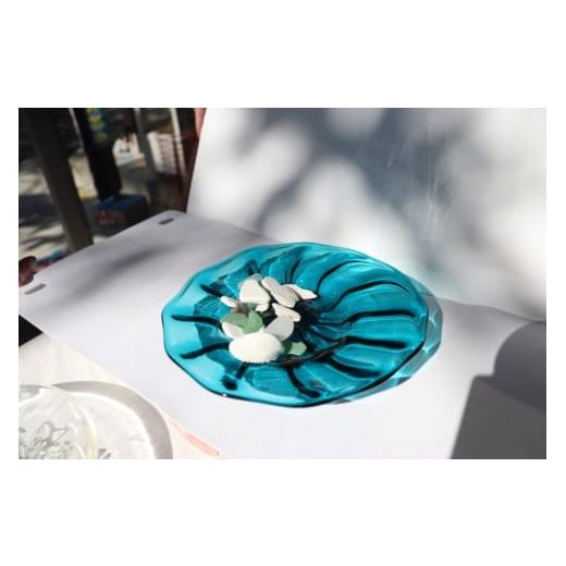 ふるさと納税 食器・グラス 皿 福井県 小浜市 OBAMA blue 皿サクラ台付 小浜市 ／ ガラス工房 KEiS庵 BFAW018の画像