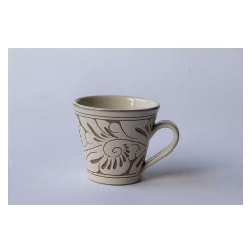 ふるさと納税 陶磁器・漆器・ガラス 沖縄県 那覇市 受注生産品 白唐草線彫 ( マグカップ小 × 1個 )|沖縄 那覇市 日用品 食器 グラス マグカップ 唐草 線彫 …