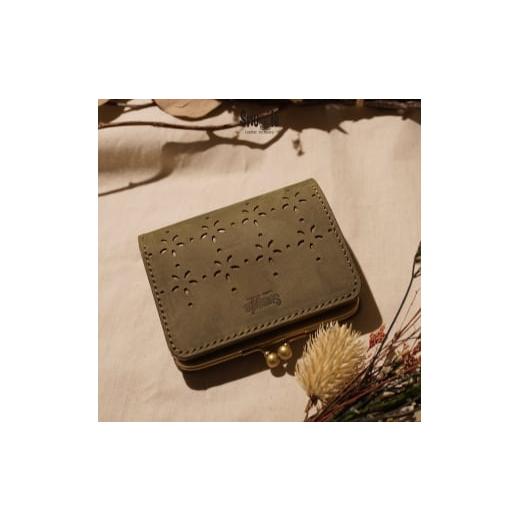 ふるさと納税 財布 長野県 小諸市 4色展開 がま口ショートウォレット カットアウト 革小物 ハンドメイド 手縫い 一点物 財布 スナッグルレザー 枯葉 …