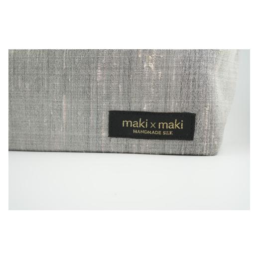 ふるさと納税 織物・繊維品 東京都 新宿区  makixmaki 高級ゴールデンシルクハンドバッグ（フェアトレード） シルバー 雑貨 フェアトレード 手織り シルク ロ…の画像