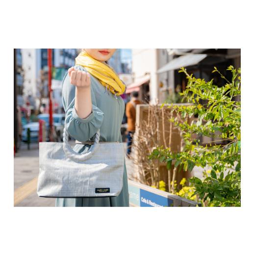 ふるさと納税 織物・繊維品 東京都 新宿区  makixmaki 高級ゴールデンシルクハンドバッグ（フェアトレード） シルバー 雑貨 フェアトレード 手織り シルク ロ…の画像