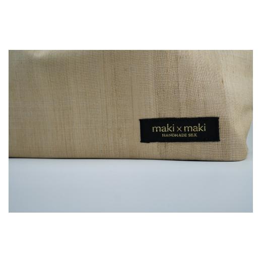 ふるさと納税 織物・繊維品 東京都 新宿区  makixmaki 高級ゴールデンシルクハンドバッグ（フェアトレード） シャンパンゴールド 雑貨 フェアトレード 手織り …の画像
