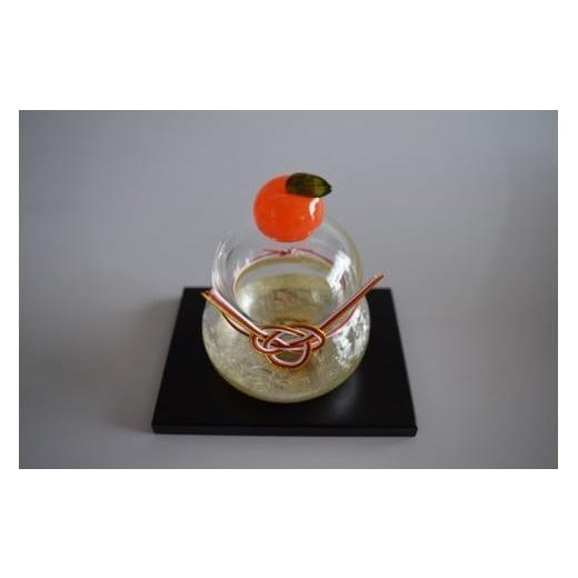 ふるさと納税 陶磁器・漆器・ガラス 神奈川県 小田原市 ガラスの鏡餅(黒台付き）銀箔使用 Mサイズ 鏡餅 吹きガラス工房 ガラス お正月 鏡餅約10m×約8cm 黒台1…の画像