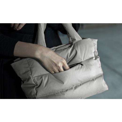 ふるさと納税 カバン トートバッグ 北海道 小樽市  UNISEX 北海道ダウン ： RETAR NUY ／ レタールヌイ ［RURA ／ ルラ］ DOWN TOTE BAG ［BLACK］ 2025年11月…の画像
