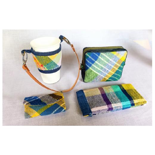 ふるさと納税 雑貨・日用品 奈良県 河合町 さをり織り お出かけセット(カード入れ・ドリンクホルダー・バネ口ケース・スクエアポーチ) 思いやり型返礼品(支…