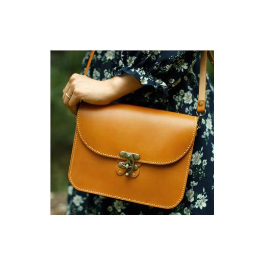 ふるさと納税 カバン ショルダーバッグ 奈良県 奈良市 ショルダーバッグ キャメル 蝶モチーフ ヌメ革 バッグ 鞄 かばん カバン レディース メンズ おでかけ お…