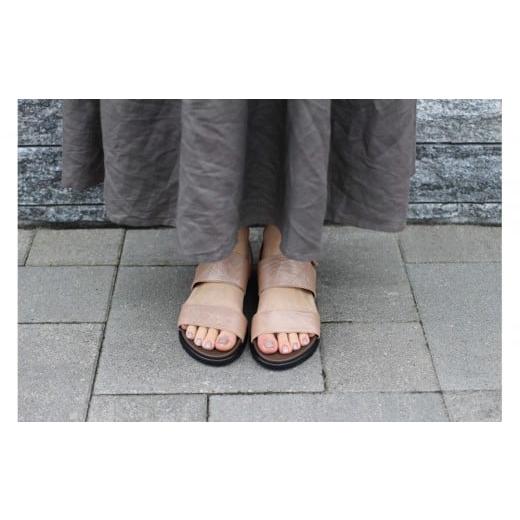 ふるさと納税 ファッション 靴 兵庫県 神戸市 軽量2本ベルトサンダル ピンクベージュメタリック / サイズM(23.0〜23.5センチ) ピンクベージュメタリック /…