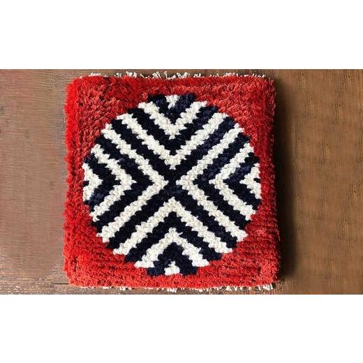 ふるさと納税 手芸 岡山県 倉敷市 倉敷ノッティング 手織ウール 椅子敷き 赤地/紺白紋 丸模様 分厚い クッション 椅子 一生物 岡山県特産 倉敷本染手織研究…