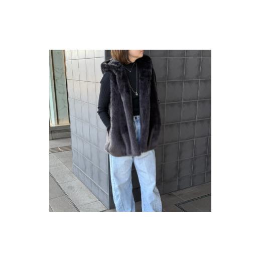 ふるさと納税 服 和歌山県 橋本市 OKADA TEXTILE フード付きエコファーベスト チャコールグレー 1718323の画像