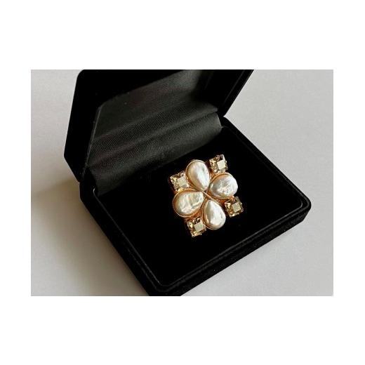 ふるさと納税 アクセサリー ブローチ 大阪府 河内長野市 淡水パールとスワロフスキー?クリスタルのスクエアブローチ(ゴールド)|希少な大粒クリスタル使用・…