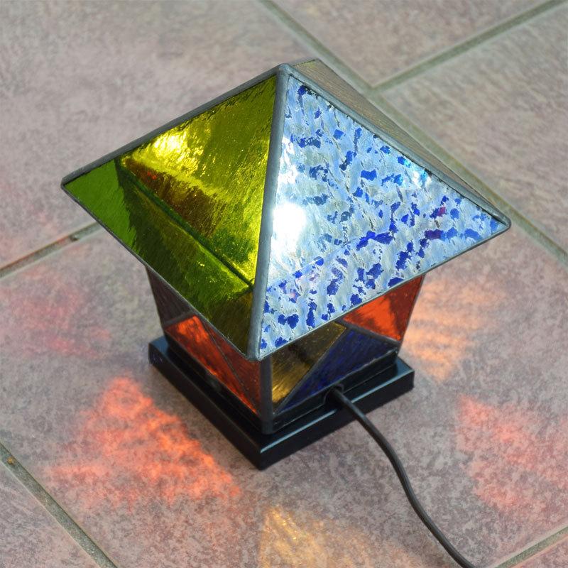 ☆ステンドグラスの温かみ　テーブルランプ　照明　インテリア Nijiiro Lamp のステンドグラスのテーブルランプ 木漏れ日
