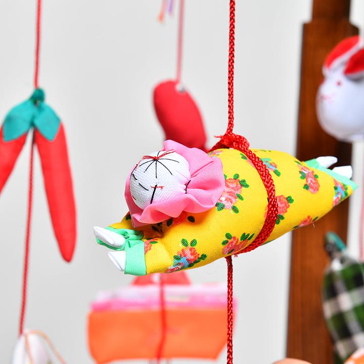つるし飾】【ひな人形】つるし雛：花付木綿「中」：スタンド付【吊るし