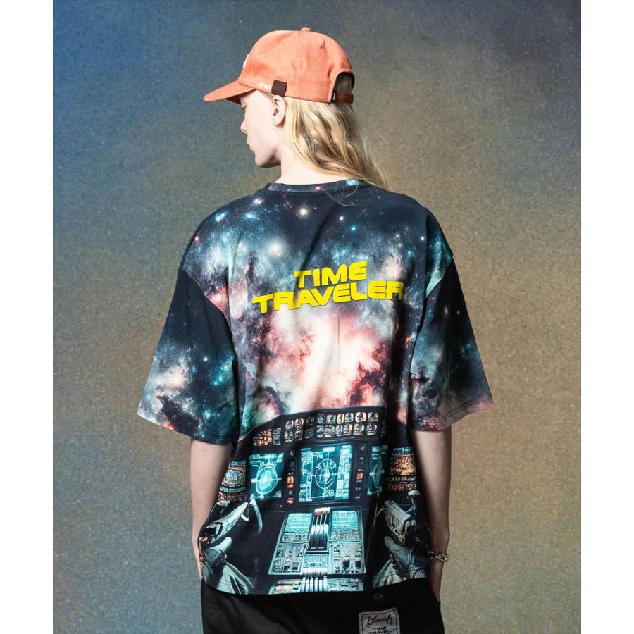 glamb（グラム） Cosmic Print T-Shirt / タイムトラベラーTシャツ