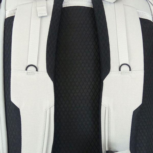 未使用　On オン スピードパック リュック バックパック　30L 白 On（オン） スピードパック 30L 2UF30150117 2UF30152130 ランニング