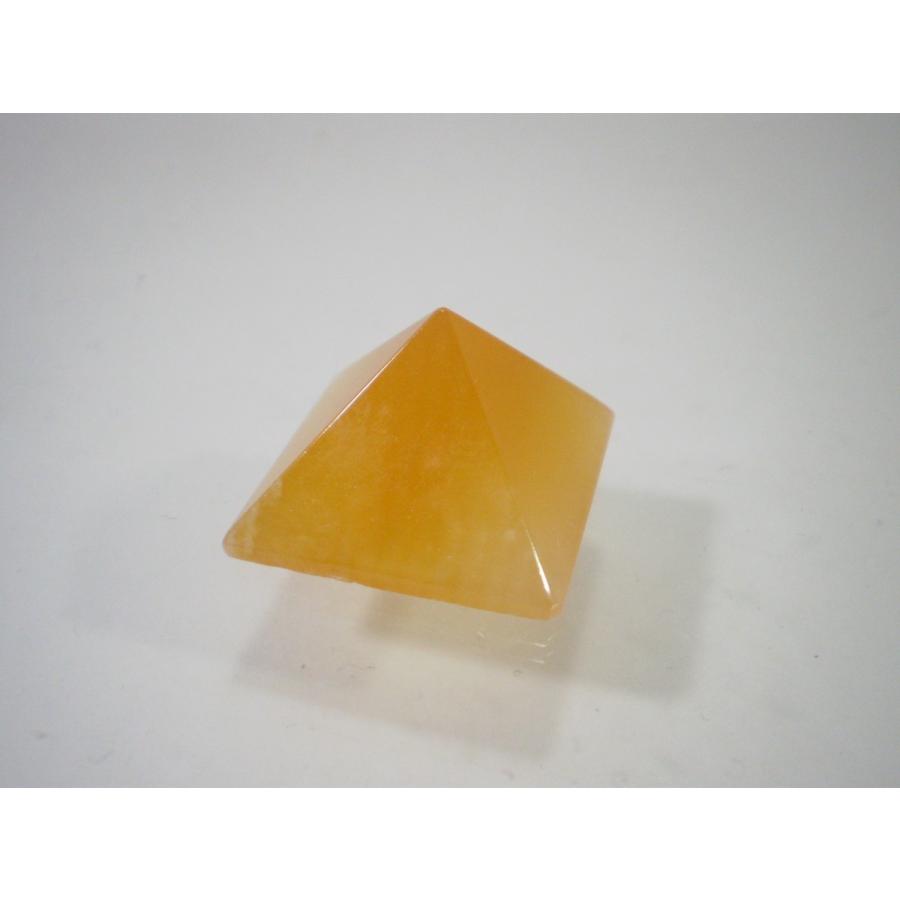 オレンジカルサイト（方解石）のピラミッド幸運をもたらすオレンジ色の