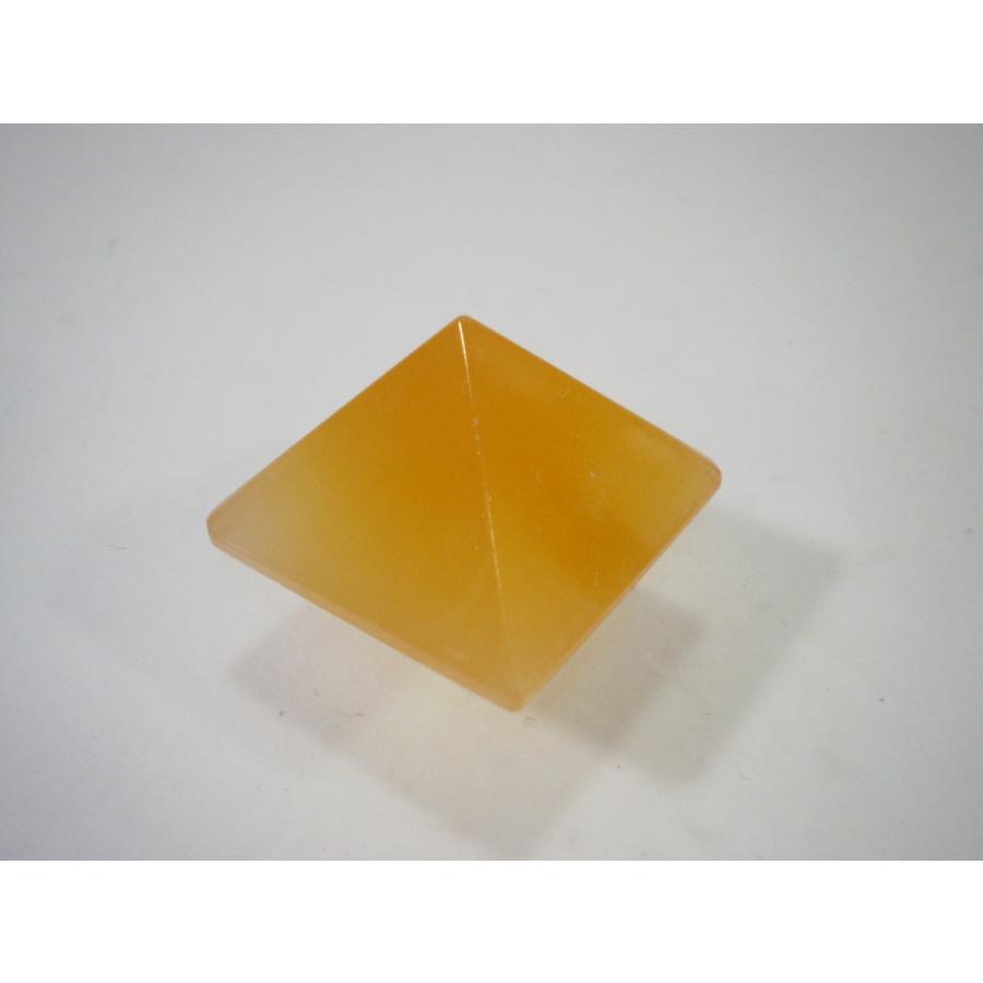 オレンジカルサイト（方解石）のピラミッド幸運をもたらすオレンジ色の