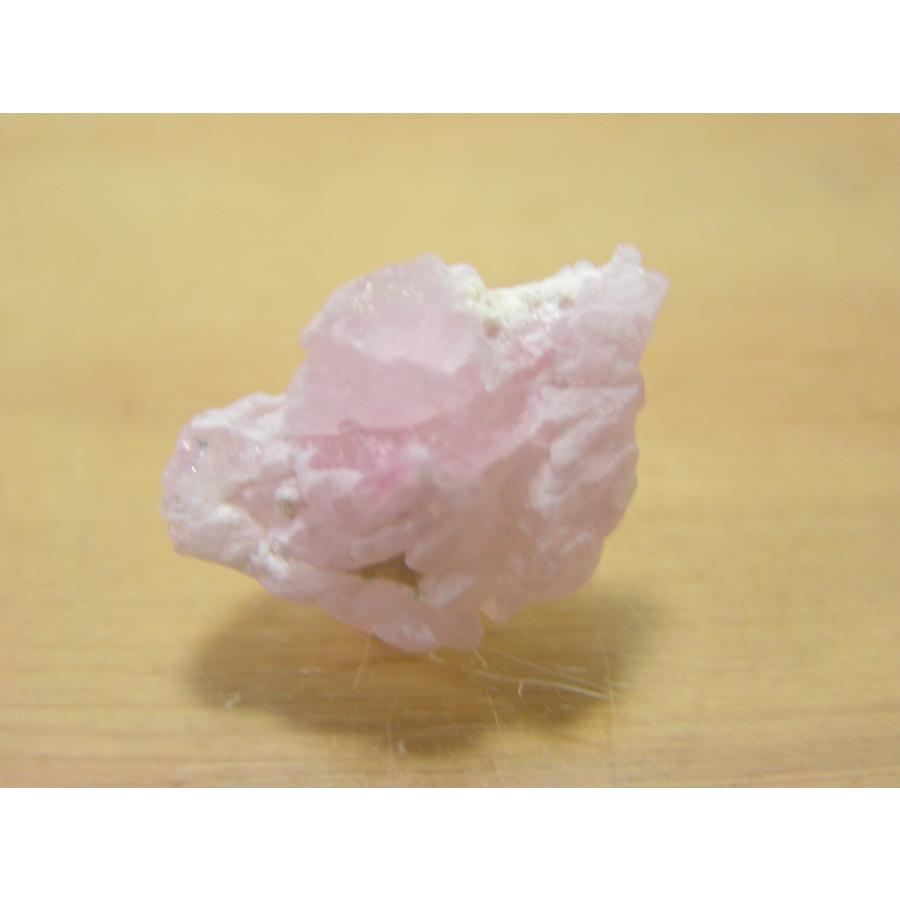 ローズクォーツ 紅水晶 の結晶 原石 愛のお守りピンク色パワーストーンのローズクォーツ 0508 5 風水天珠堂 通販 Yahoo ショッピング