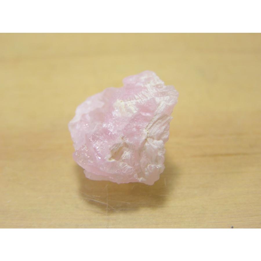 ローズクォーツ（紅水晶）の結晶・原石・愛のお守りピンク色 