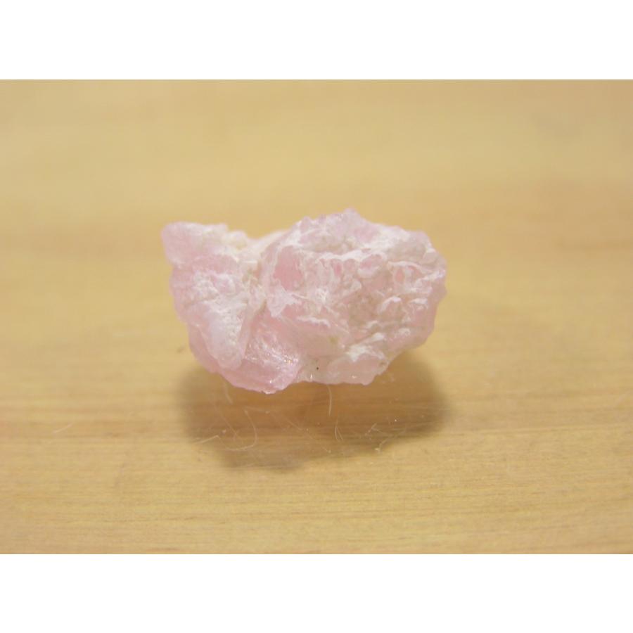 ローズクォーツ（紅水晶）の結晶・原石・愛のお守りピンク色