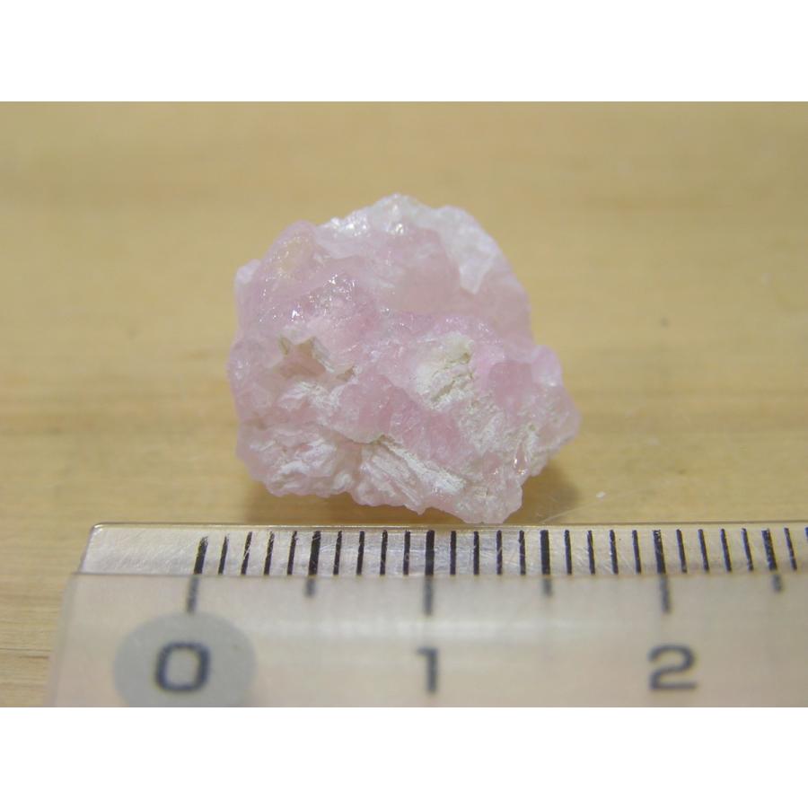 ローズクォーツ（紅水晶）の結晶・原石・愛のお守りピンク色 