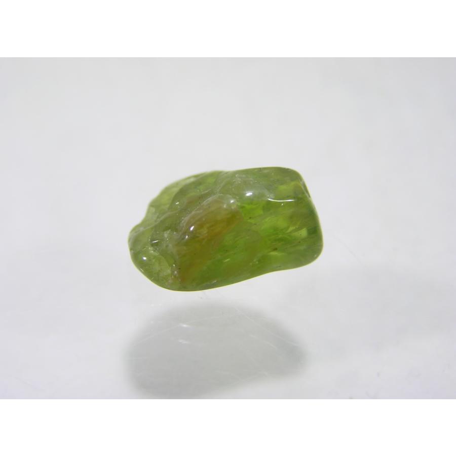 ペリドット（カンラン石）原石 太陽のパワーを宿した魔除けの石