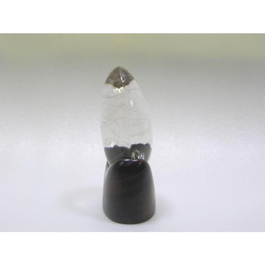 ルチルクォーツ（針水晶）ルース 木製台座付き 透明感のある水晶に金針