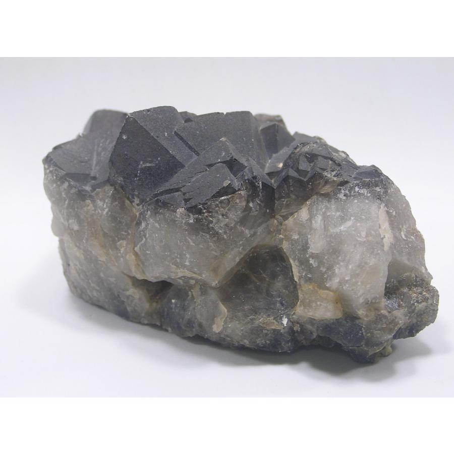 黒水晶（モリオン） 原石 鬼門除け 邪気を払い除け強い波動を持つ黒