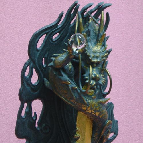 具利伽羅不動（くりからふどう）の龍 青銅色仕上げの銅製の剣に絡みつく水晶を持った龍の置物｜fuusui-do｜02