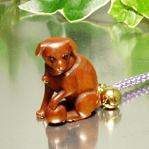 【根付(netsuke)】犬の根付　木製　江戸時代 木彫犬根付 Wood Carved Dog Netsuke 小さな体を丸め、こちらを