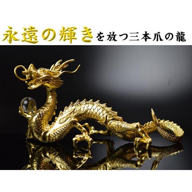 原画クリスタルと金箔を贅沢にあしらい、2024年からの龍の年を愛で飛躍させます。 原画クリスタルと金箔を贅沢にあしらい、2024年からの龍の年を愛