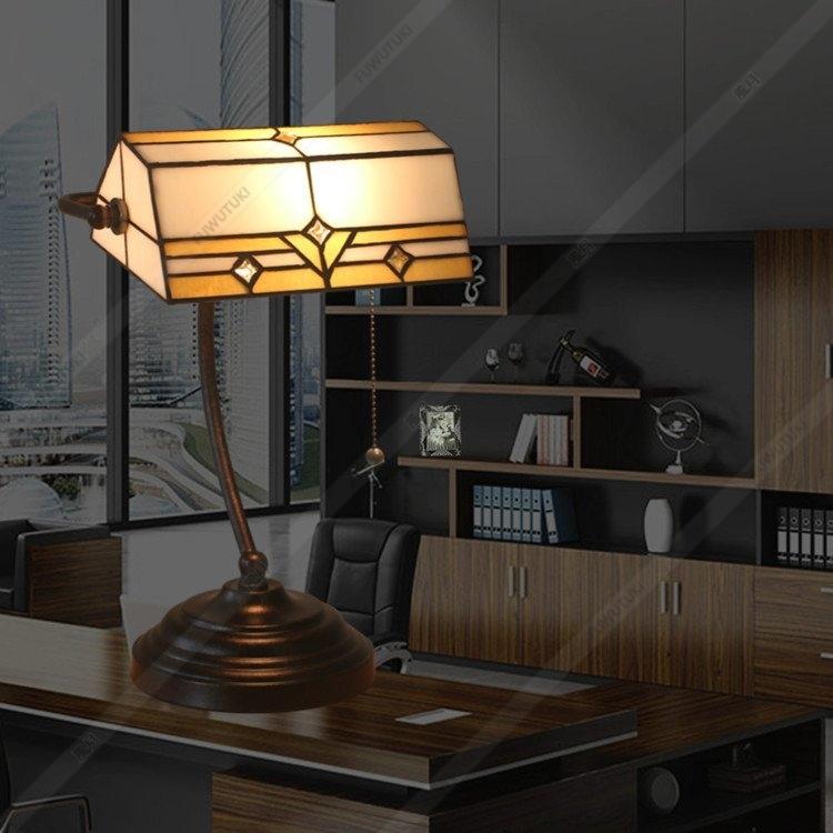 有名人芸能人 ステンドグラス 卓上ランプ テーブルランプ ティファニー 送料無料 豪華 ステンドグラス 卓上ランプ テーブルランプ ティファニー 豪華 カフェー 工芸品 照明器具 レトロ おしゃれ 綺麗な卓上照明 アンティーク ガラス工芸 卓上ライト