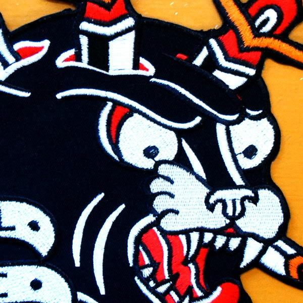 大きな刺繍アイロンワッペン パッチ【ナイフが刺さる黒豹