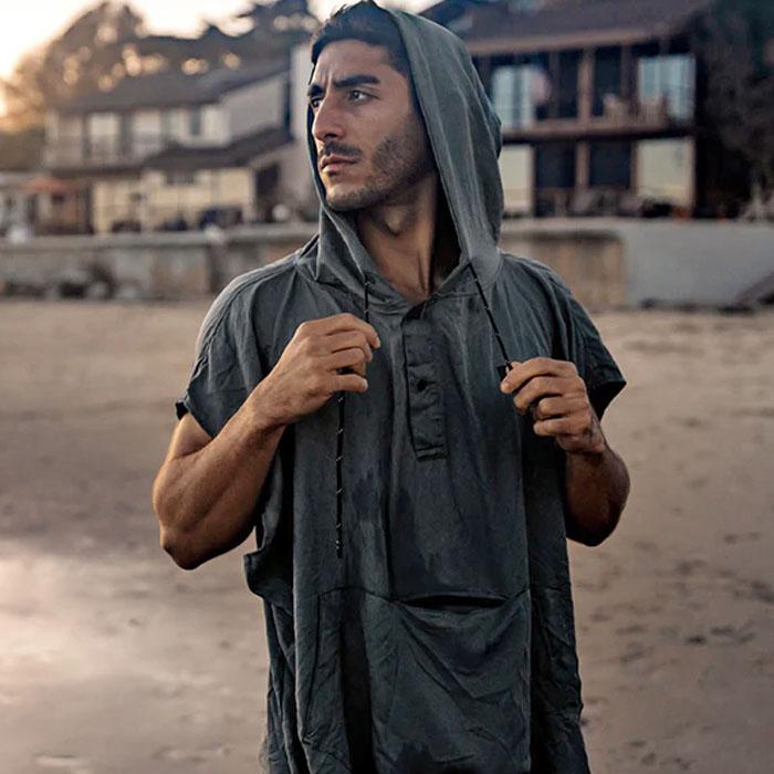 Matador マタドールパッカブルタオルポンチョ  NANODRY Packable Towel Poncho ナノドライ 速乾 Blue  Charcoal  MATNDP001Bの画像