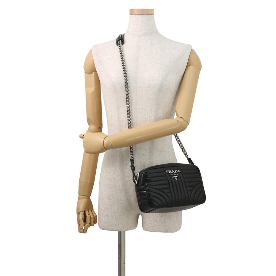PRADA レザー チェーンショルダーバッグ ブラック　ロゴ型押し　ラムスキン PRADA レザー チェーンショルダーバッグ ブラック ロゴ型押し