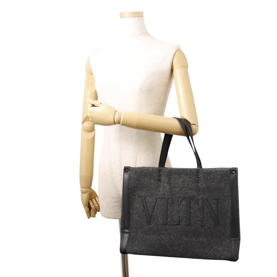 ヴァレンティノ・ガラヴァーニ トートバッグ VLTNロゴ ミディアム フェルト レザー 1Y2B0A35BZN VALENTINO 黒 【安心保証】の画像
