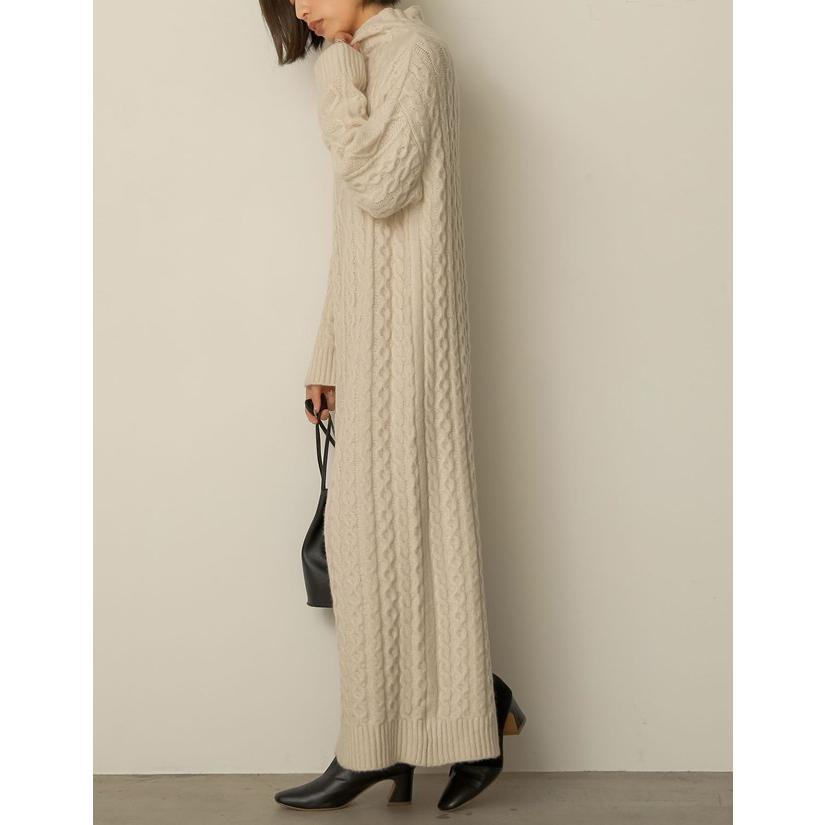 新しい到着 ニットワンピース ロングワンピ マキシワンピ ロング丈 マキシ丈 ボトルネック ケーブル編み ゆったり リラクシー リラックス ストレートシルエット Iラインシルエット スタイルアップ バックスリット ブークレニット スタイリングの主役になるモードな装いの